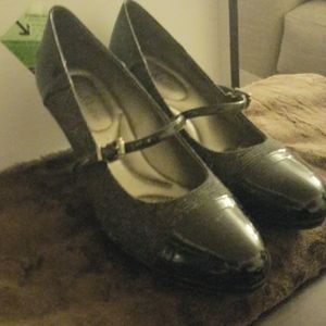 Black pumps
